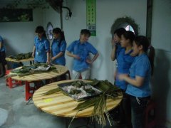 巧媳婦、新酷男，老節(jié)日，新過法！--記端午節(jié)DIY包粽子比賽